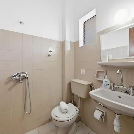 Alexandra 8